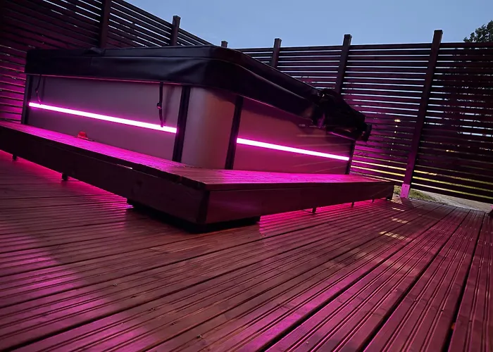 Himos Tomba, Areenan Alue